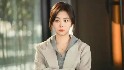 大妈试图用厨具拦电梯两扇门崩坏